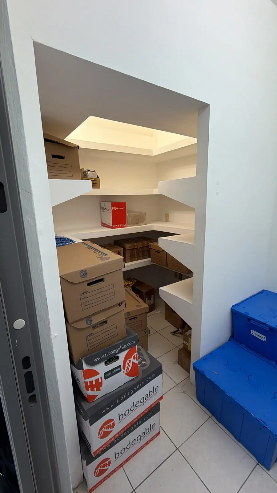 Estantería interior de la bóveda con cajas de archivo Bodegable y contenedores plásticos con sello