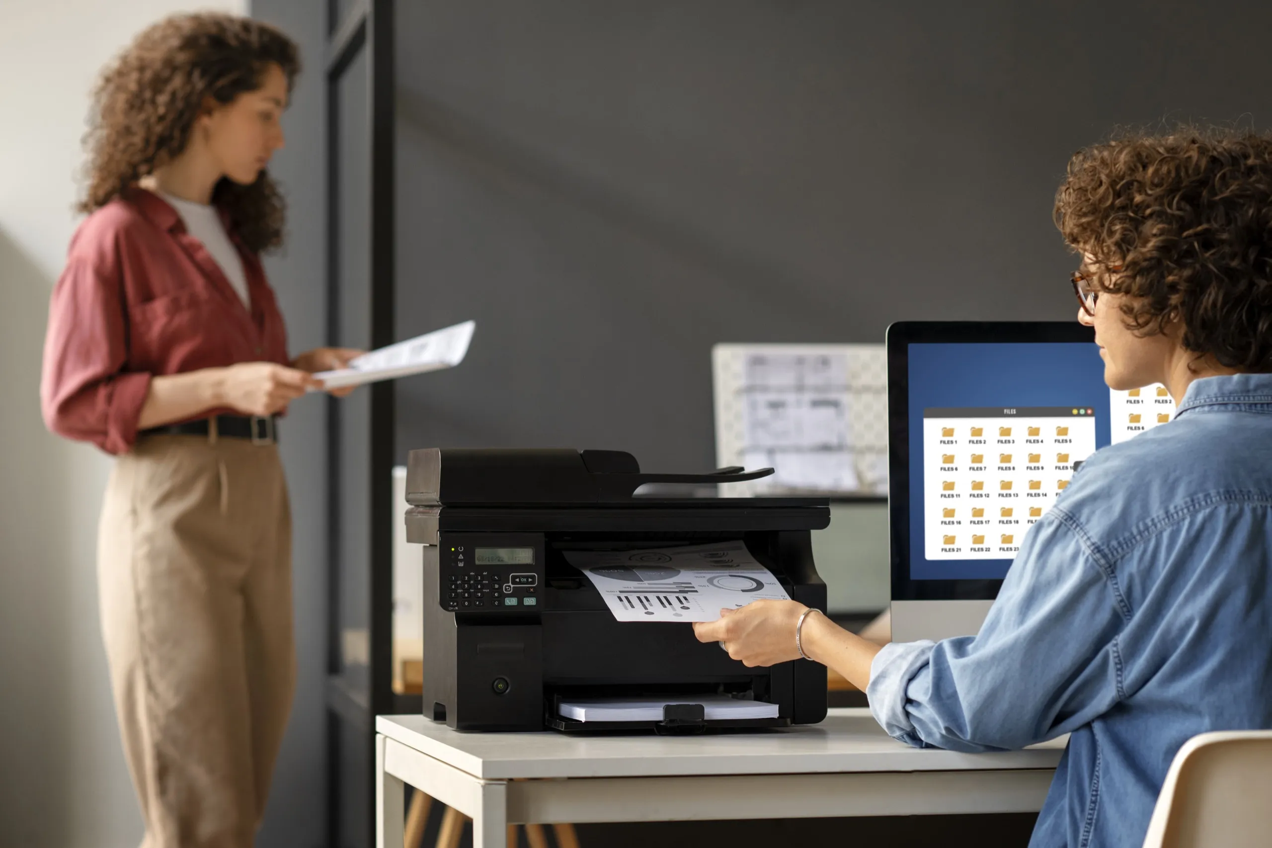 Persona digitalizando un documento en un equipo de escaneo de oficina